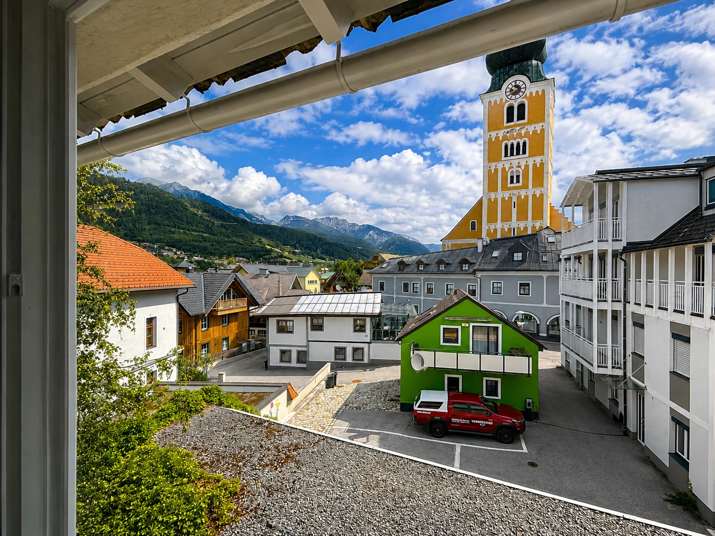 Blick aus dem Zimmerfenster auf die Schladminger Stadtpfarrkirche